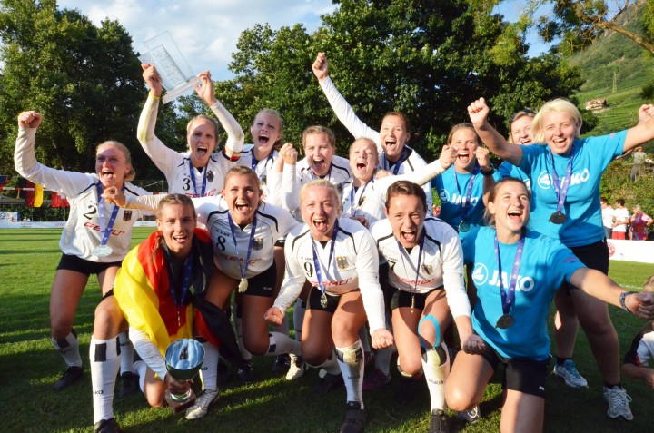 Auch 2016 möchten Deutschlands Faustball-Frauen wieder so schön jubeln. (Foto: Mats Hermanns)