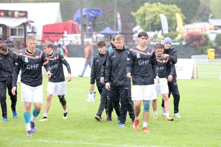 Betretene Mienen im strömenden Regen: Deutschland verliert auch gegen die Schweiz (Foto: IFA/Spille)