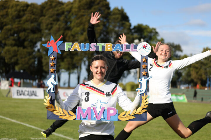 Die Spielerin des Spiels gegen Brasilien, Jana Brüggemeier, wird von Kathrin Schmitz (r.) gefeiert. (Foto: IFA/Spille)